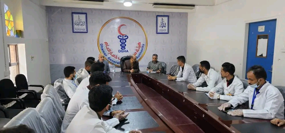 زيارات ميدانية لقيادة كلية العلوم الطبية بجامعة ذمار لتعزز الشراكة مع القطاع الطبي 