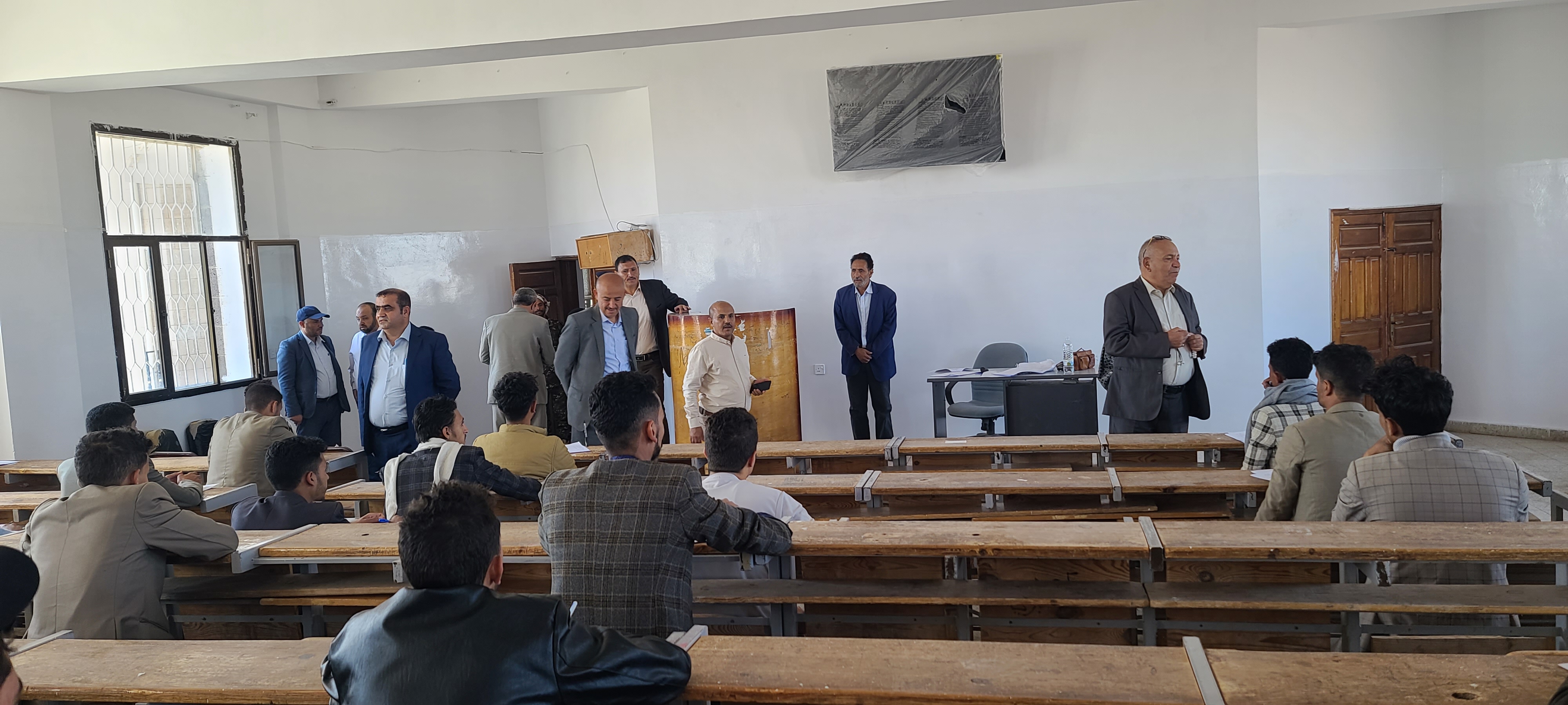 رئيس جامعة ذمار يتفقد سير الامتحانات والبنية التحتية بكلية العلوم الإدارية