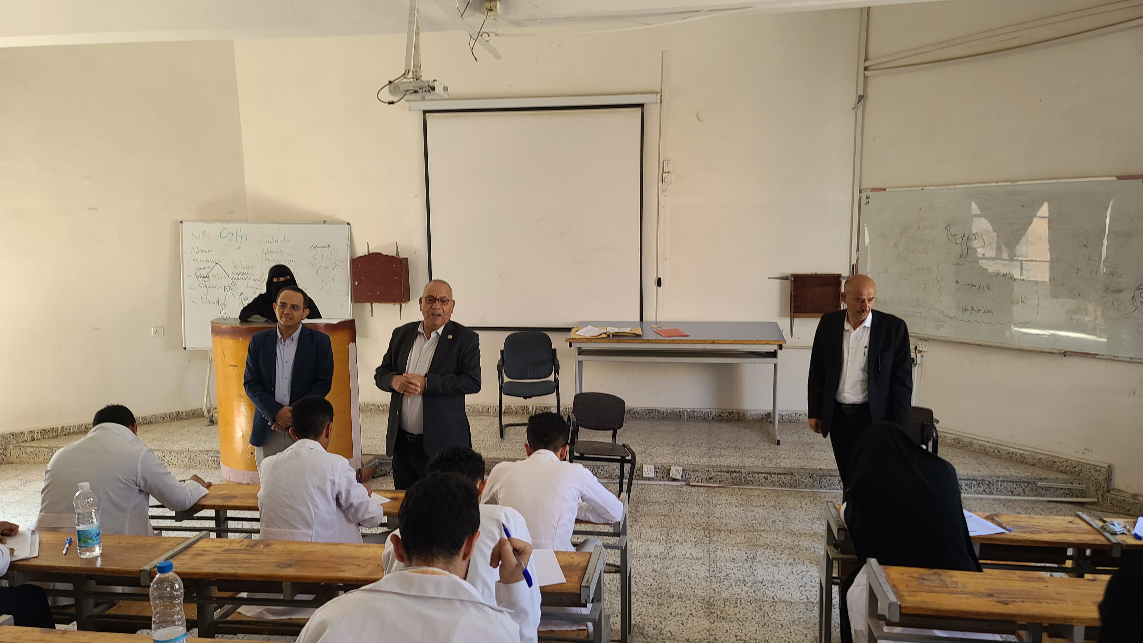 رئيس جامعة ذمار يتفقد امتحانات كلية الطب البشري