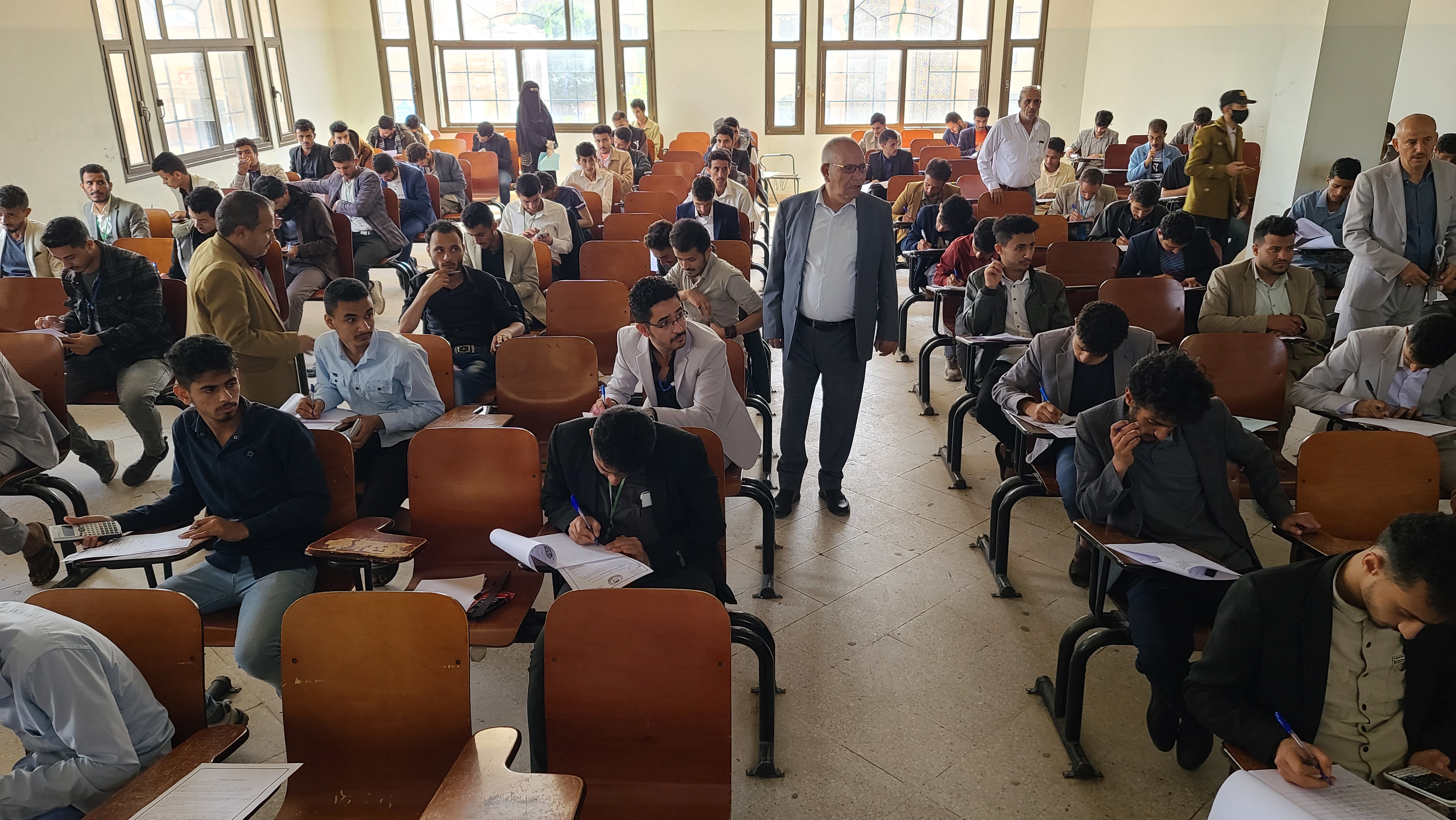 رئيس جامعة ذمار يدشّن اختبارات كلية الهندسة ويشيد بالتحول الإداري والتنظيمي داخل الكلية  