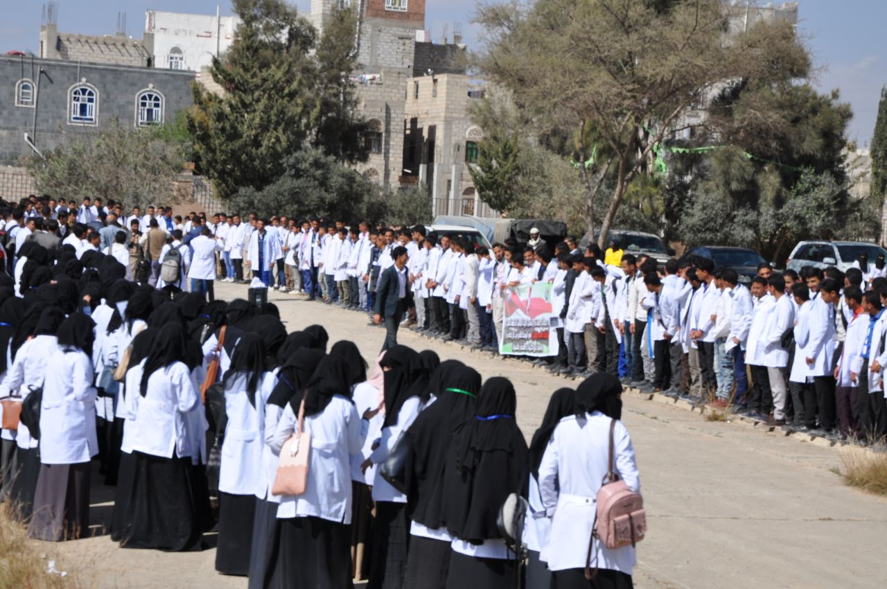 وقفة احتجاجية لمنسوبي كليتي الطب البشري والأسنان رفضا لـ صفقة القرن