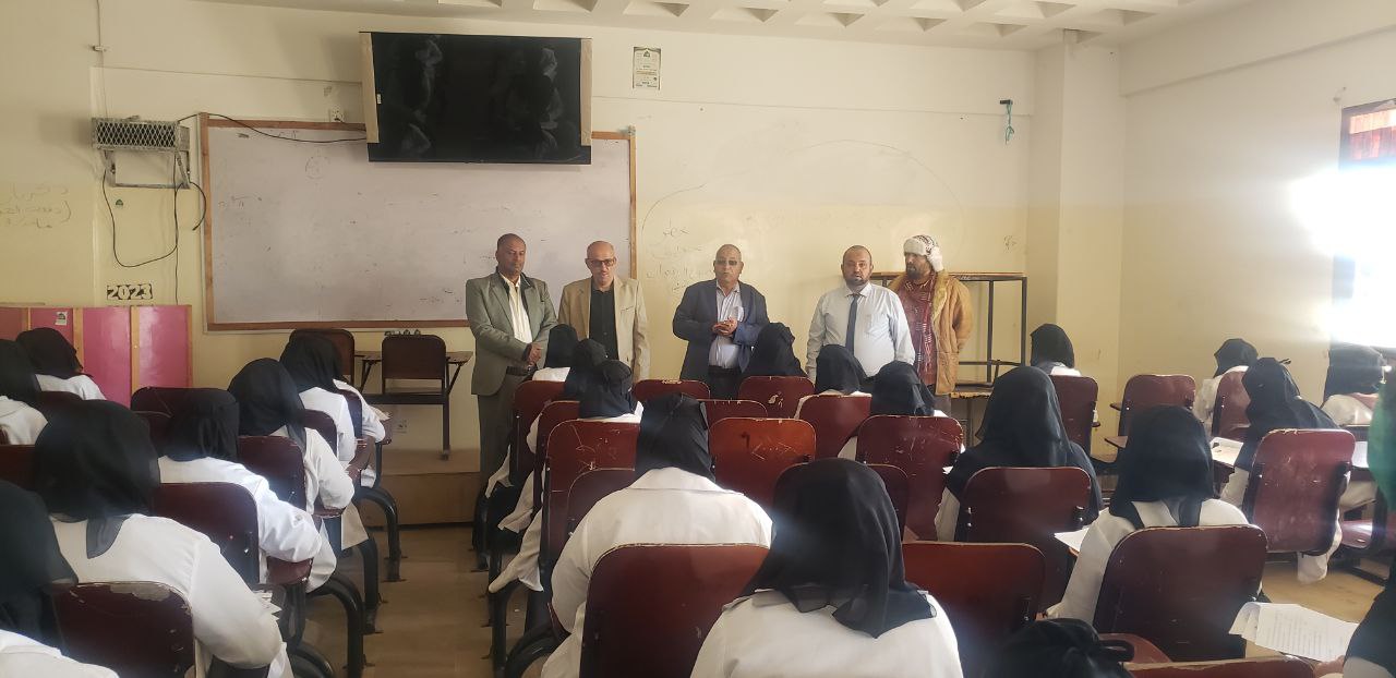 جامعة ذمار تتفقد سير امتحانات 300 طالب وطالبة من المستوى الأول بمعهد التعليم المستمر