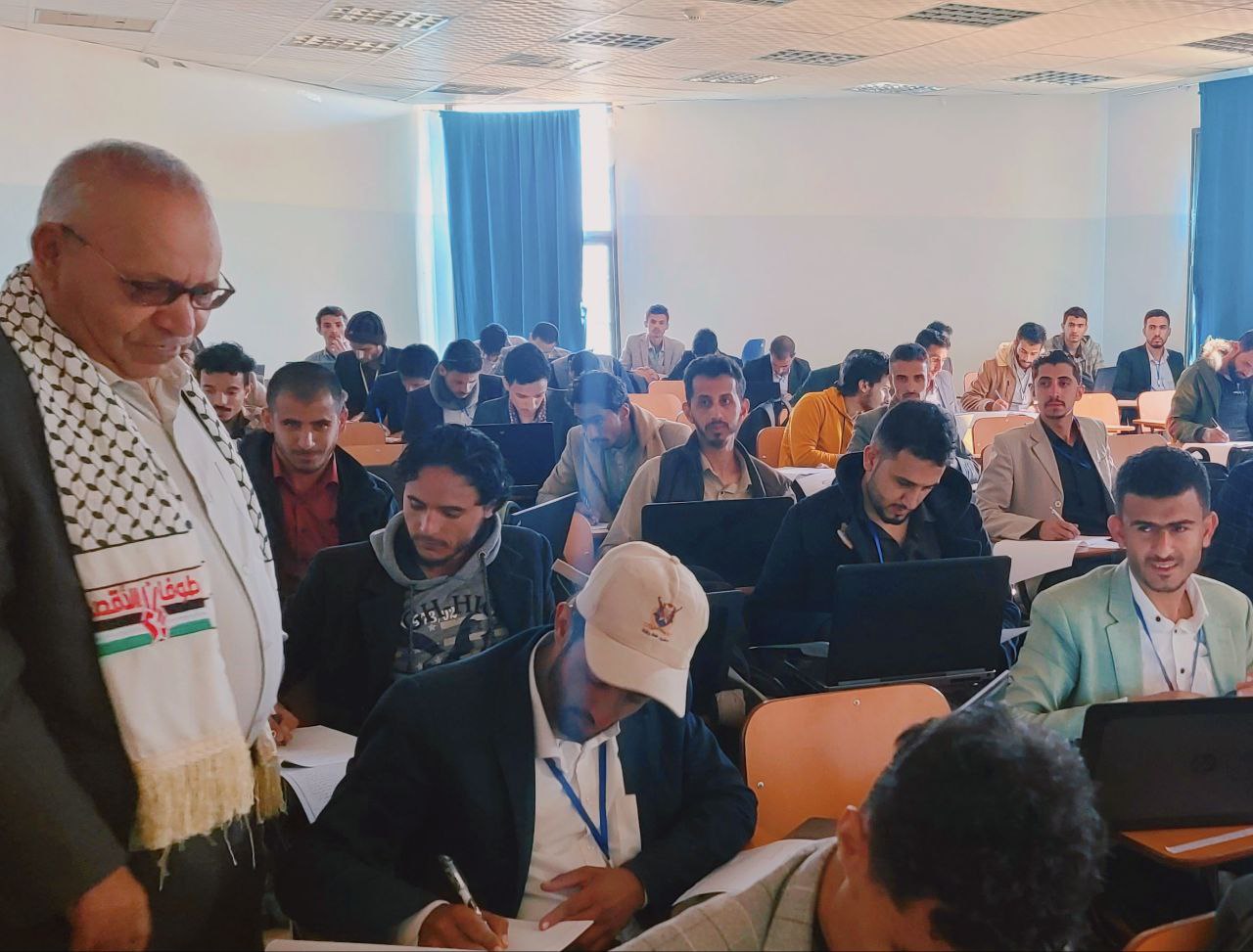 رئيس جامعة ذمار يتفقد امتحانات الفصل الدراسي الأول بكلية الهندسة