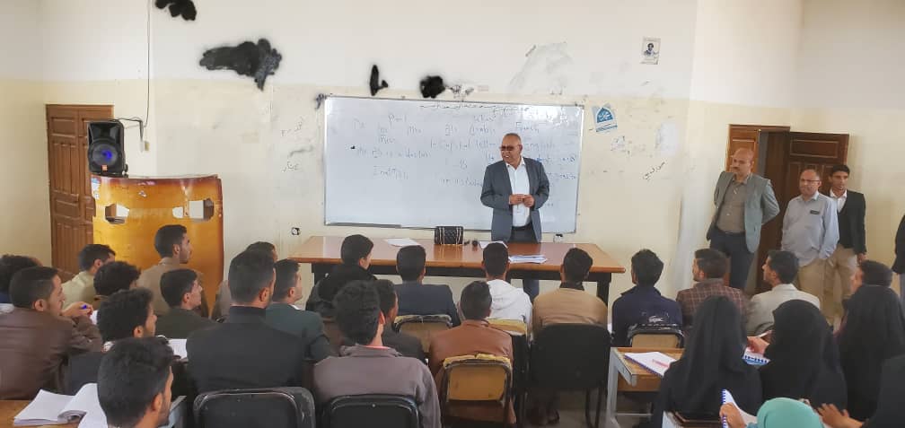 رئيس الجامعة يتفقد كلية العلوم الإدارية ويؤكد أهمية تعزيز الهوية الايمانية  