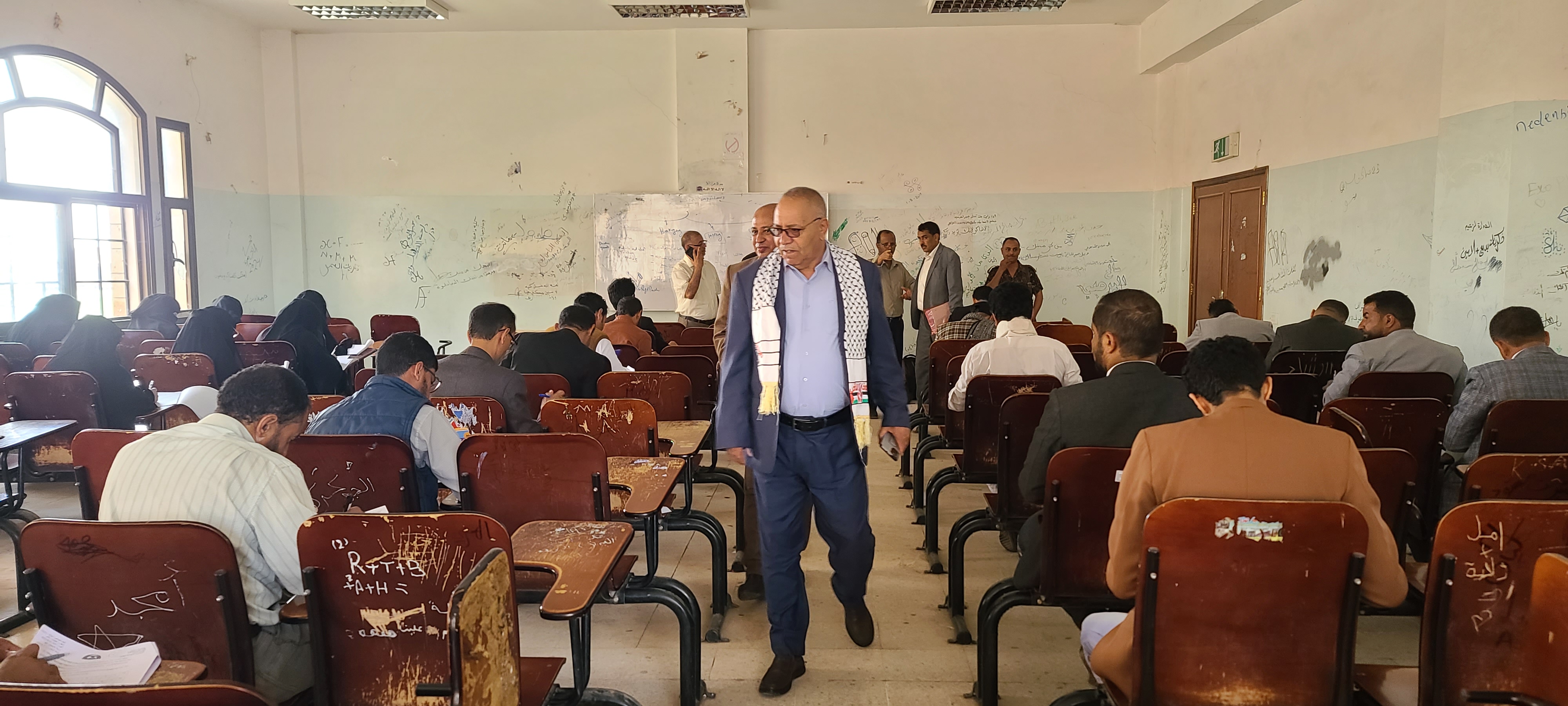 رئيس جامعة ذمار يدشن امتحانات الدراسات العليا بكلية العلوم التطبيقية