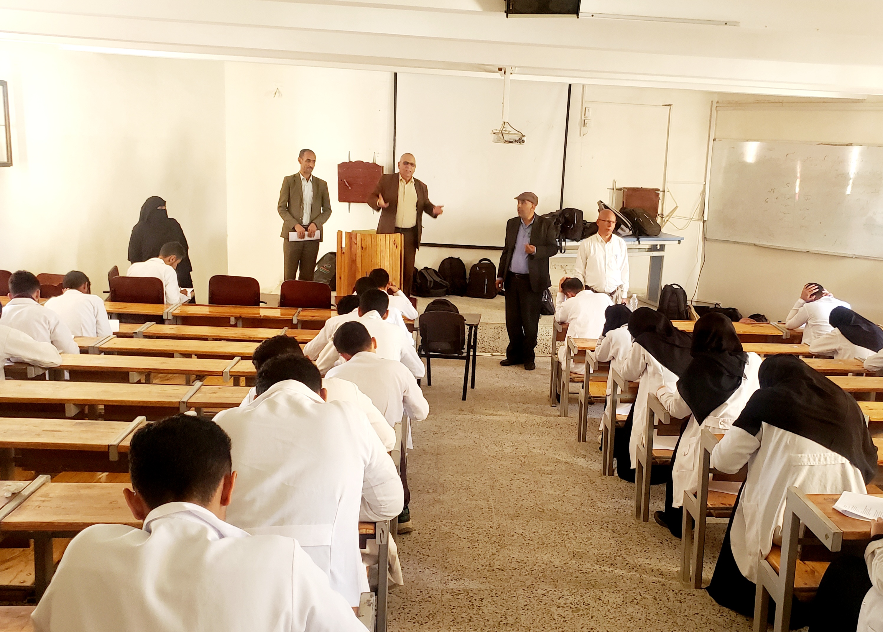 رئيس الجامعة يختتم الامتحانات النصفية بكلية الطب البشري بجامعة ذمار ويشيد بقيادتها