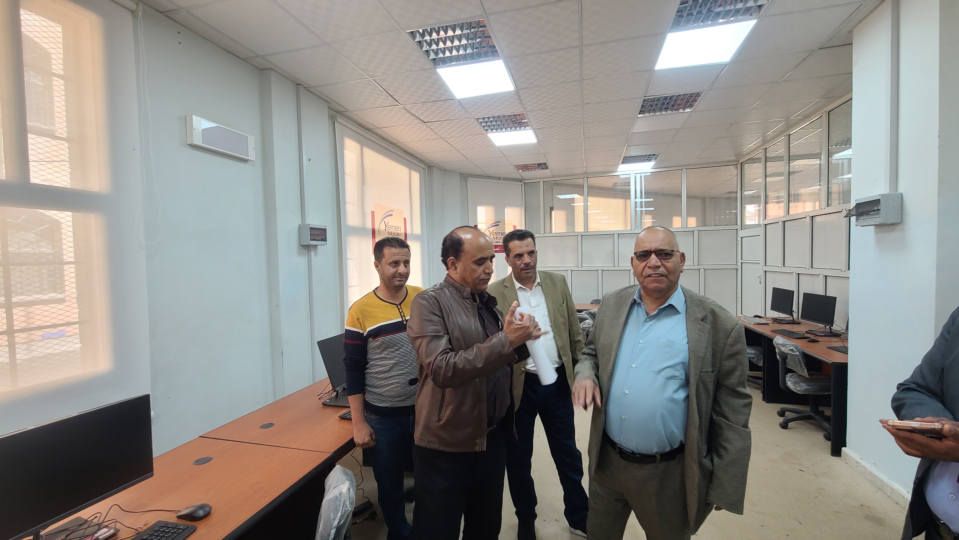 تفقد التجهيزات النهائية لافتتاح قاعات قسم الأمن السيبراني ومعامله بجامعة ذمار  