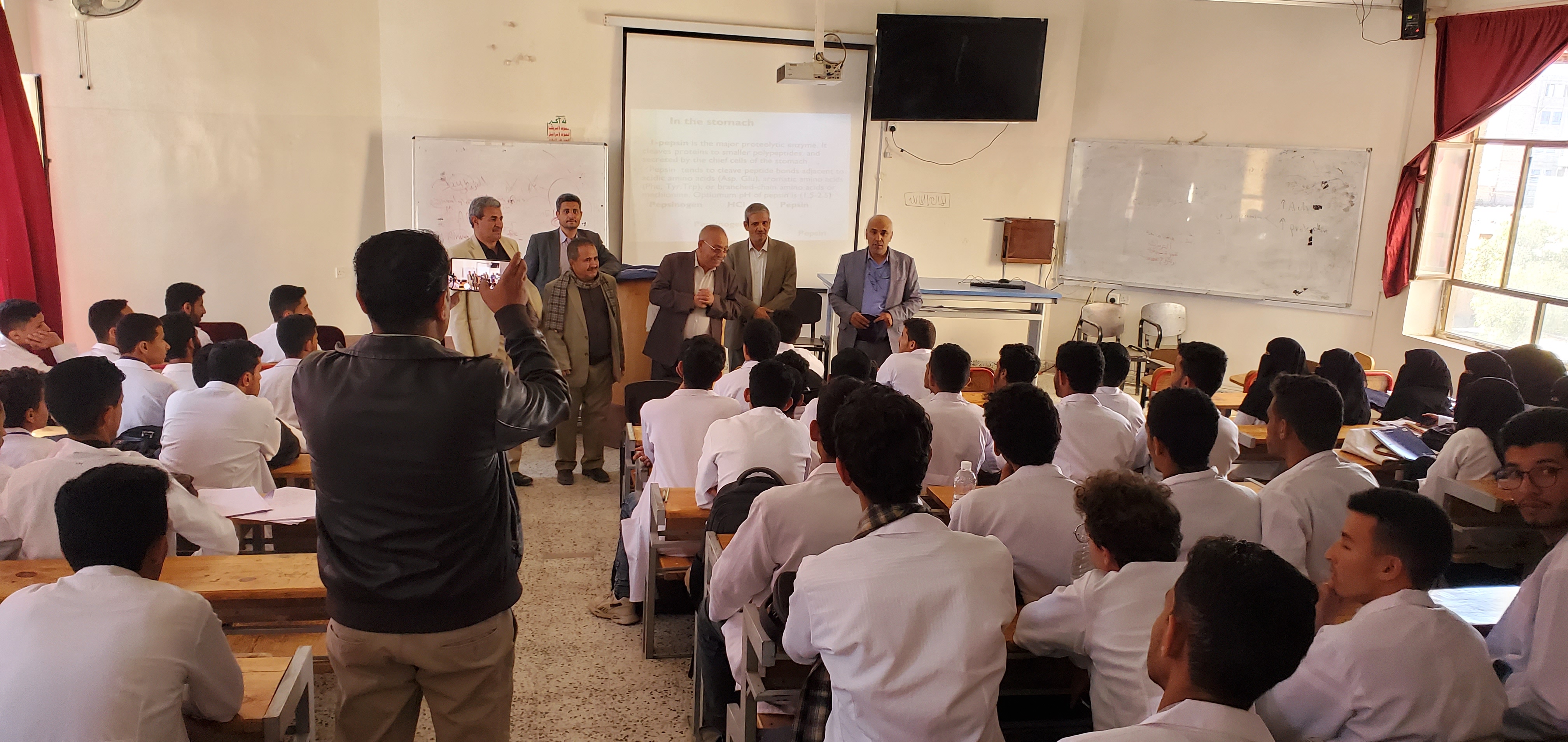 رئيس جامعة ذمار يتفقد كلية الطب البشري ويؤكد تعزيز جودة العملية التعليمية