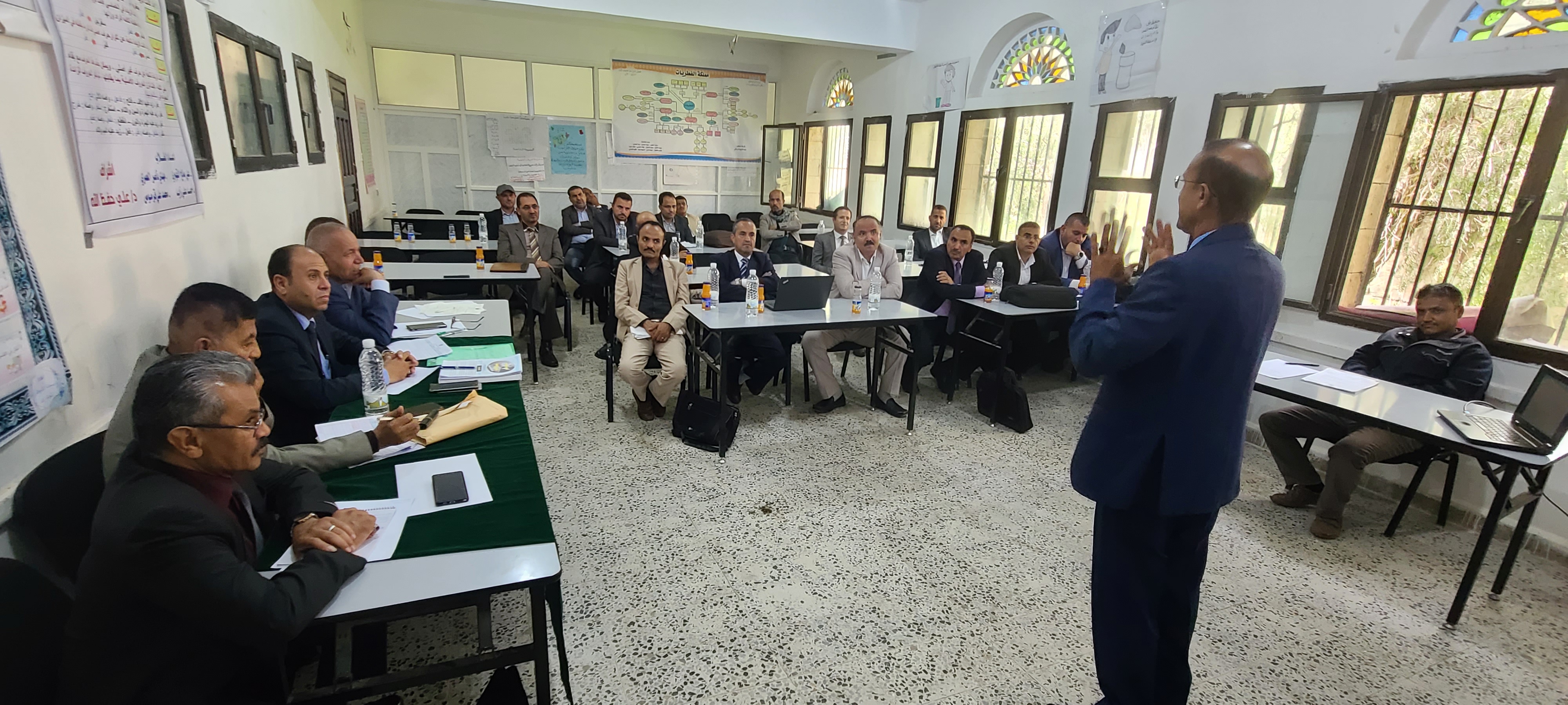 جامعة ذمار تعقد جلسة مقابلات مع المتقدمين لشغل الدرجات العلمية بكلية الشريعة والقانون 