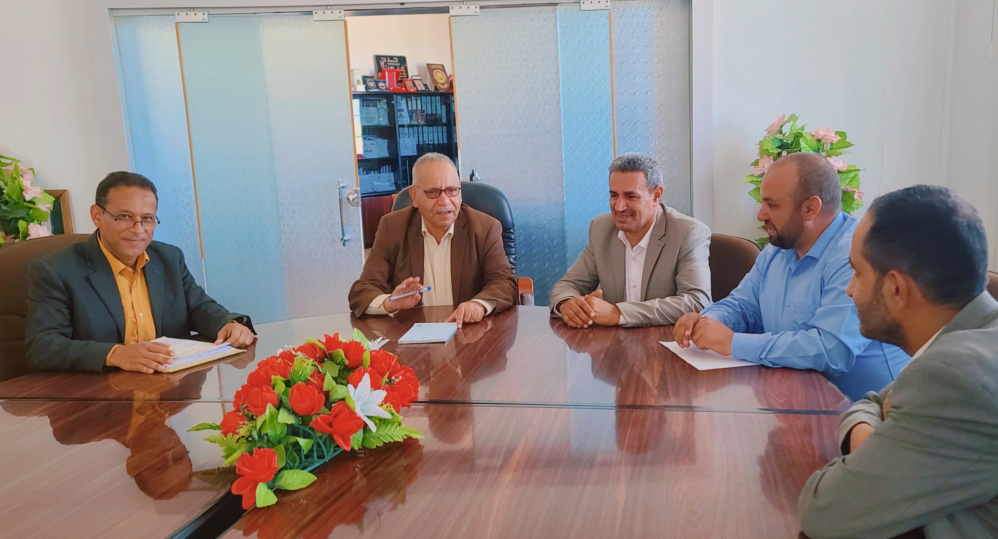الدكتور الحيفي يناقش تحسين الأداء التعليمي في معهد جامعة ذمار للتعليم المستمر   