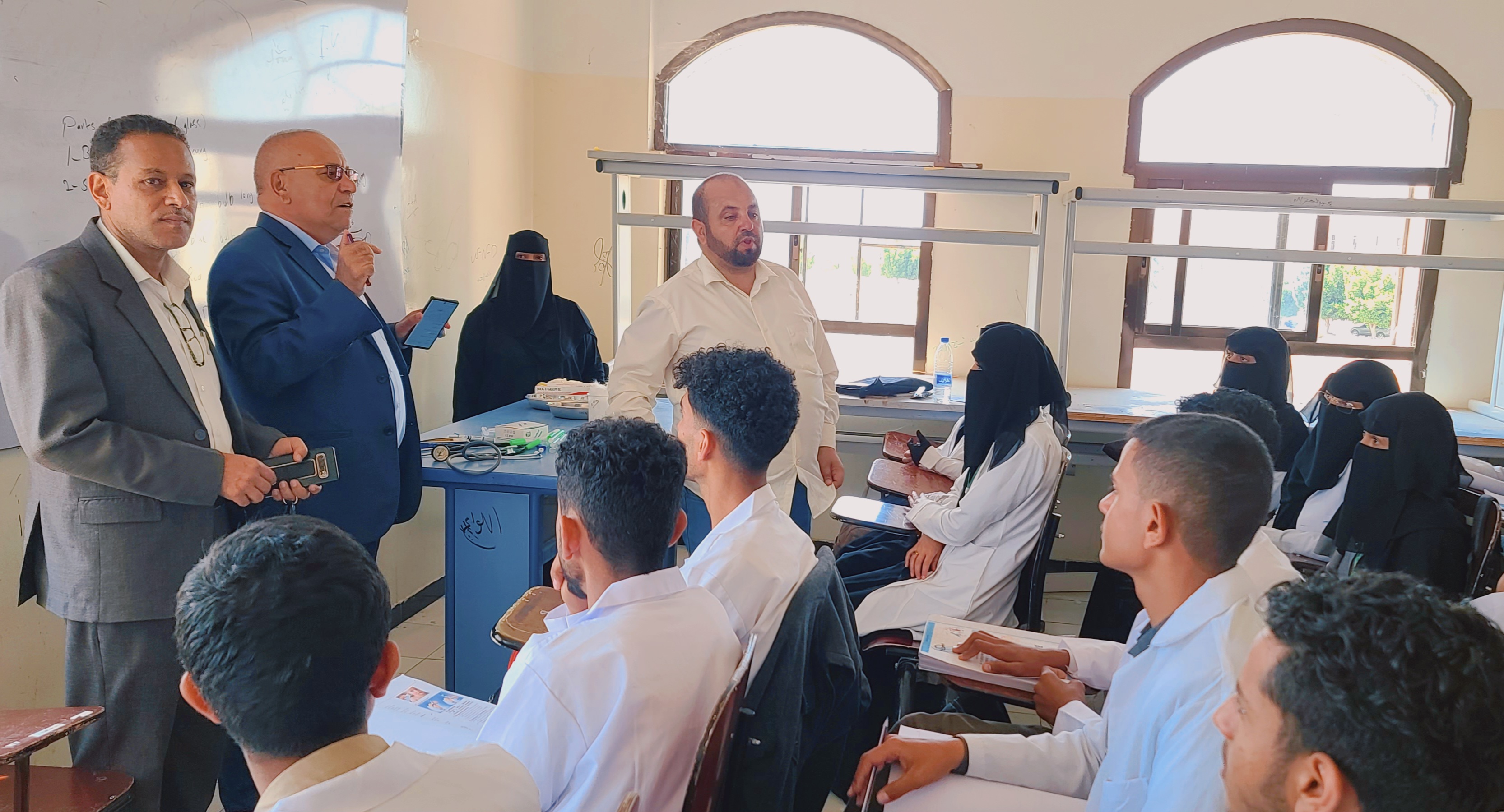 رئيس الجامعة يتفقد معهد التعليم المستمر ويعقد اجتماعا مع قيادته 