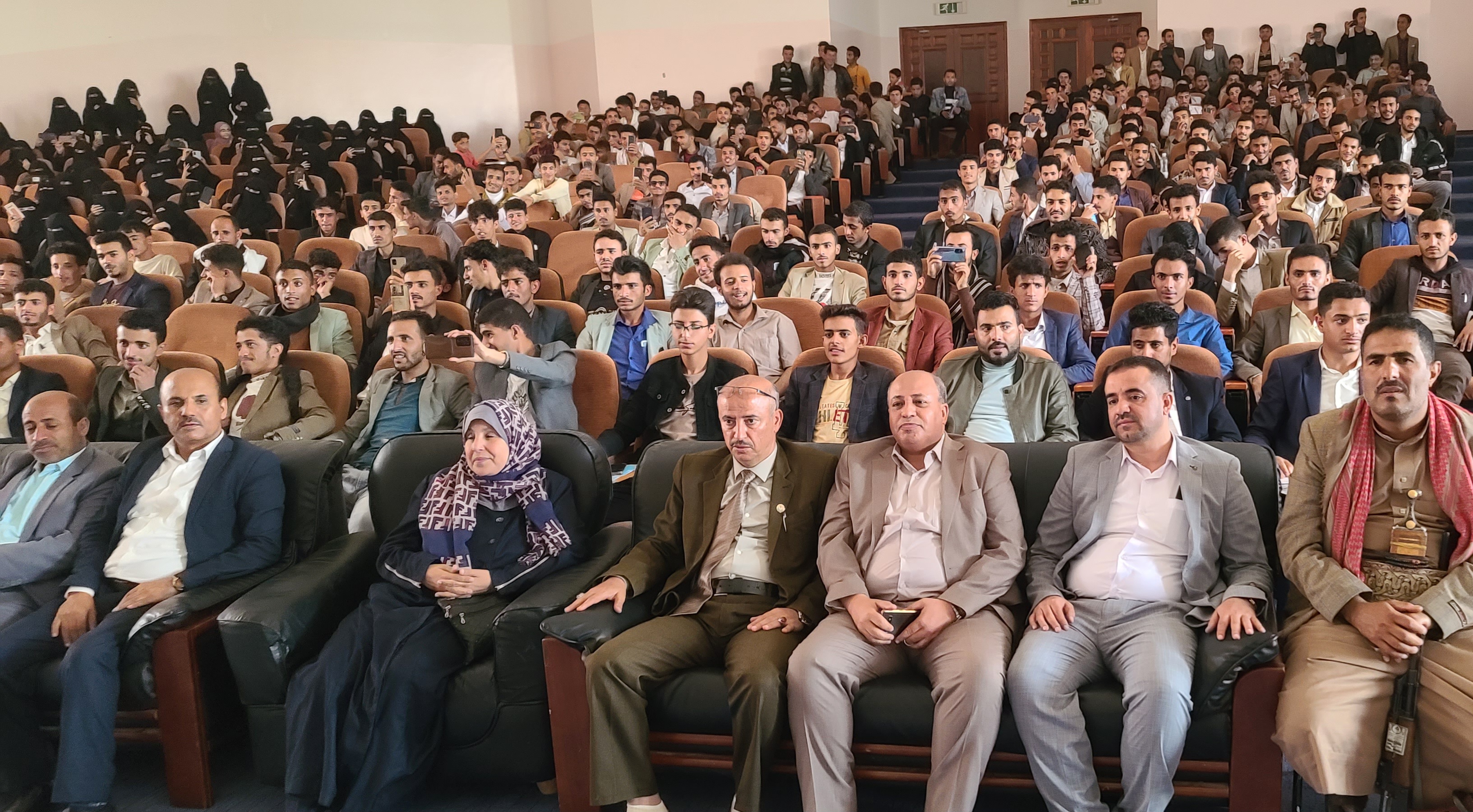جامعة ذمار تحتفل بالذكرى العاشرة لثورة 21 سبتمبر وتكرم الطلبة الأوائل بكلية العلوم الإداريّة 