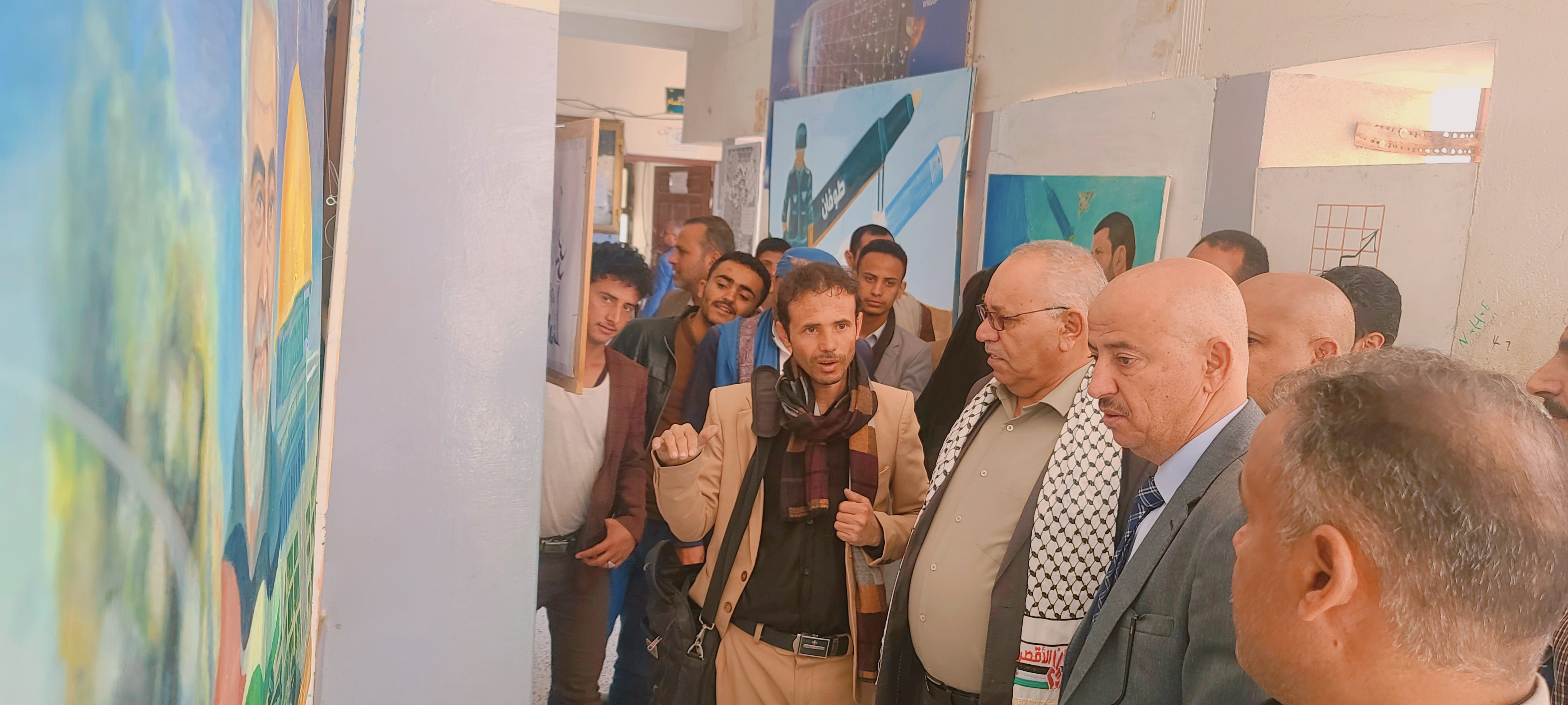 رئيس الجامعة يفتتح معرضاً فنيا لإنجازات قواتنا المسلحة وصمود الشعب الفلسطيني