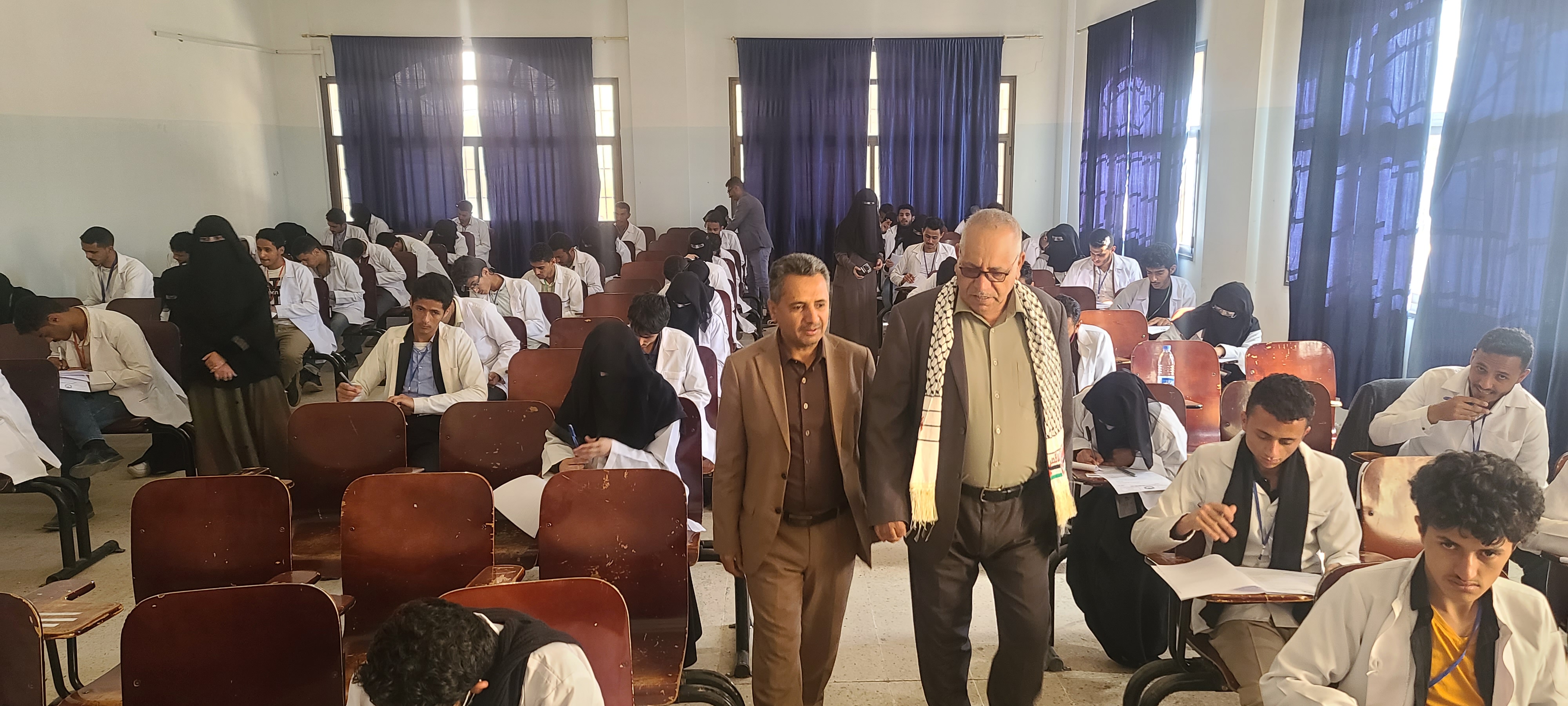 رئيس الجامعة يتفقد امتحانات الفصل الدراسي الثاني بكلية العلوم الطبية