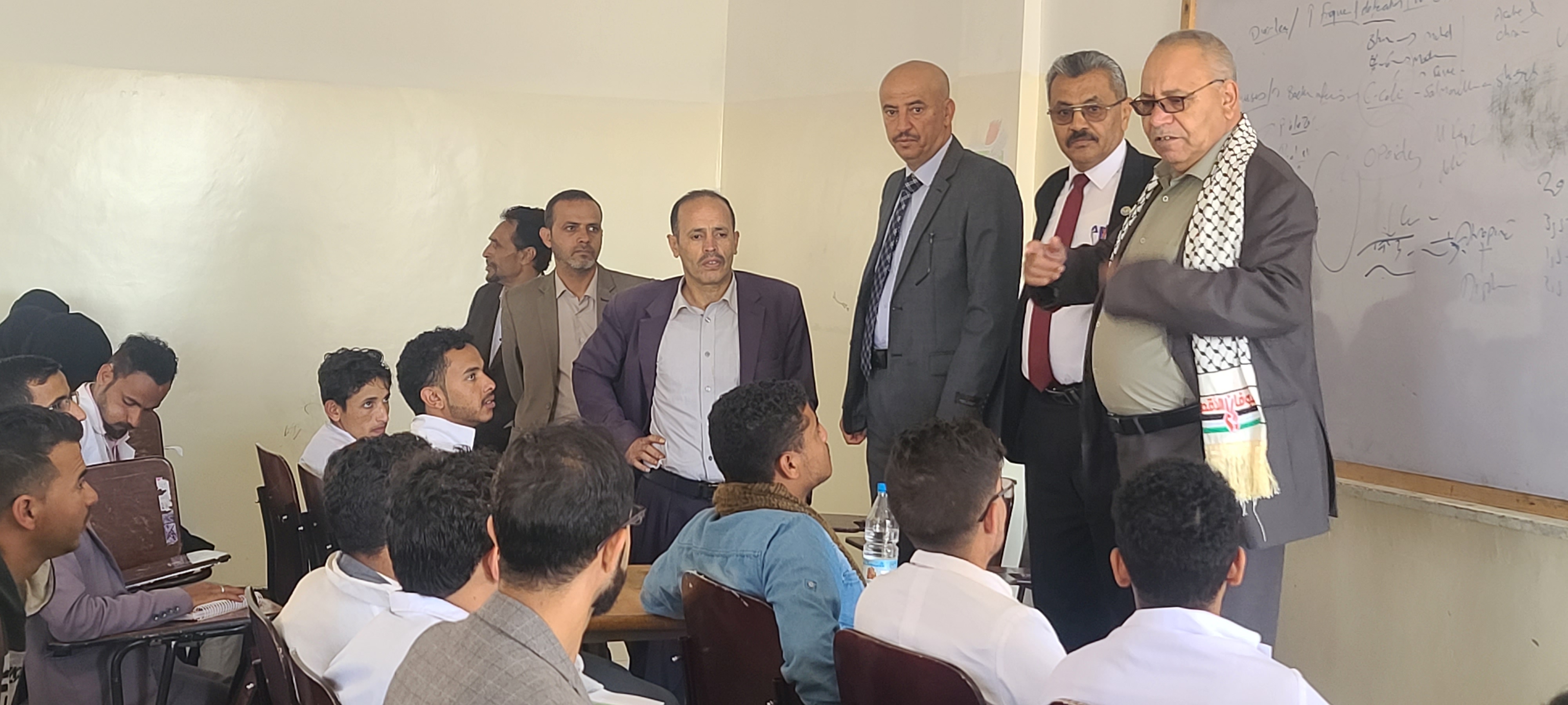 رئيس الجامعة يتفقد معهد التعليم المستمر 