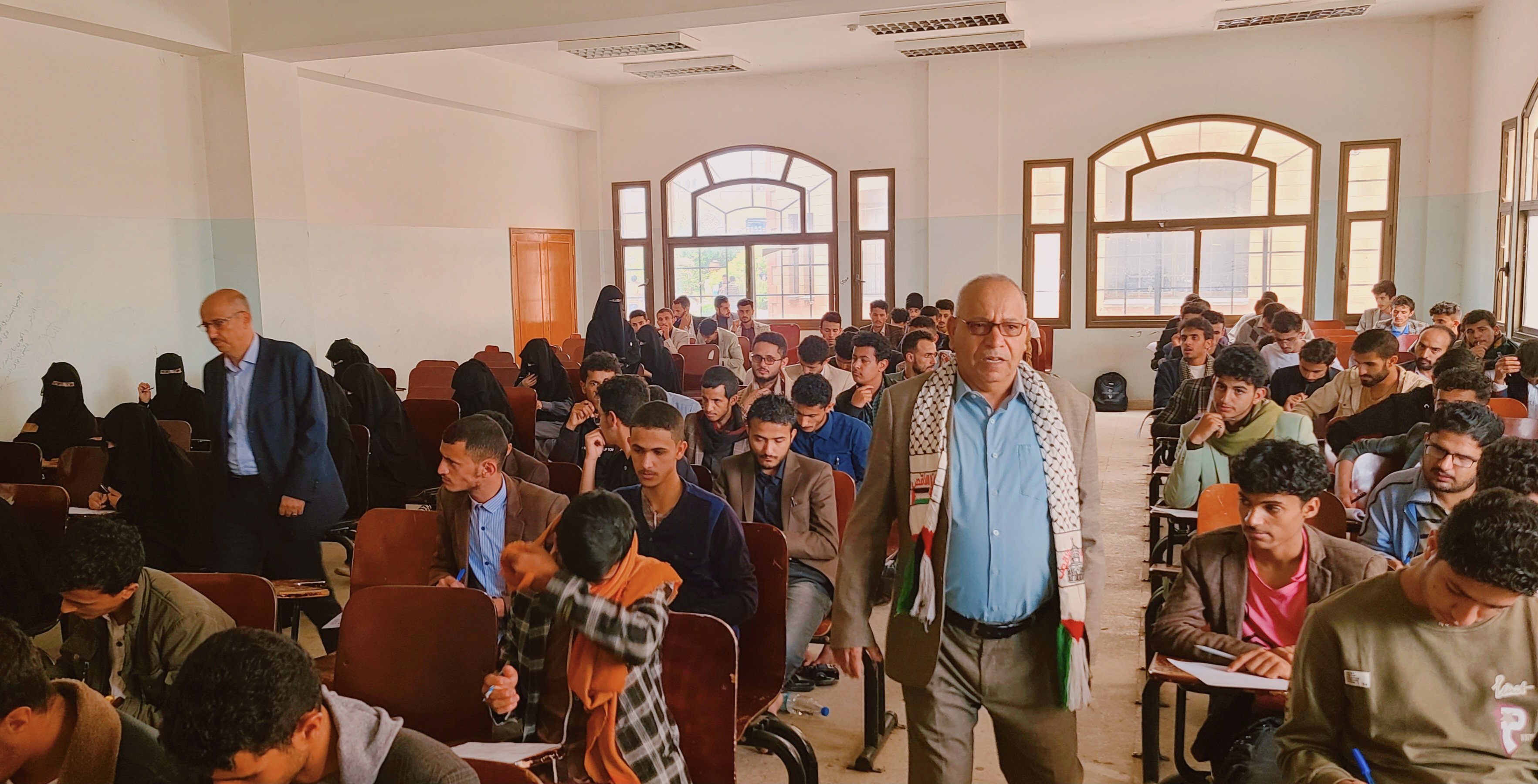 رئيس الجامعة يدشن الامتحانات النهائية بكلية الحاسبات والمعلوماتية