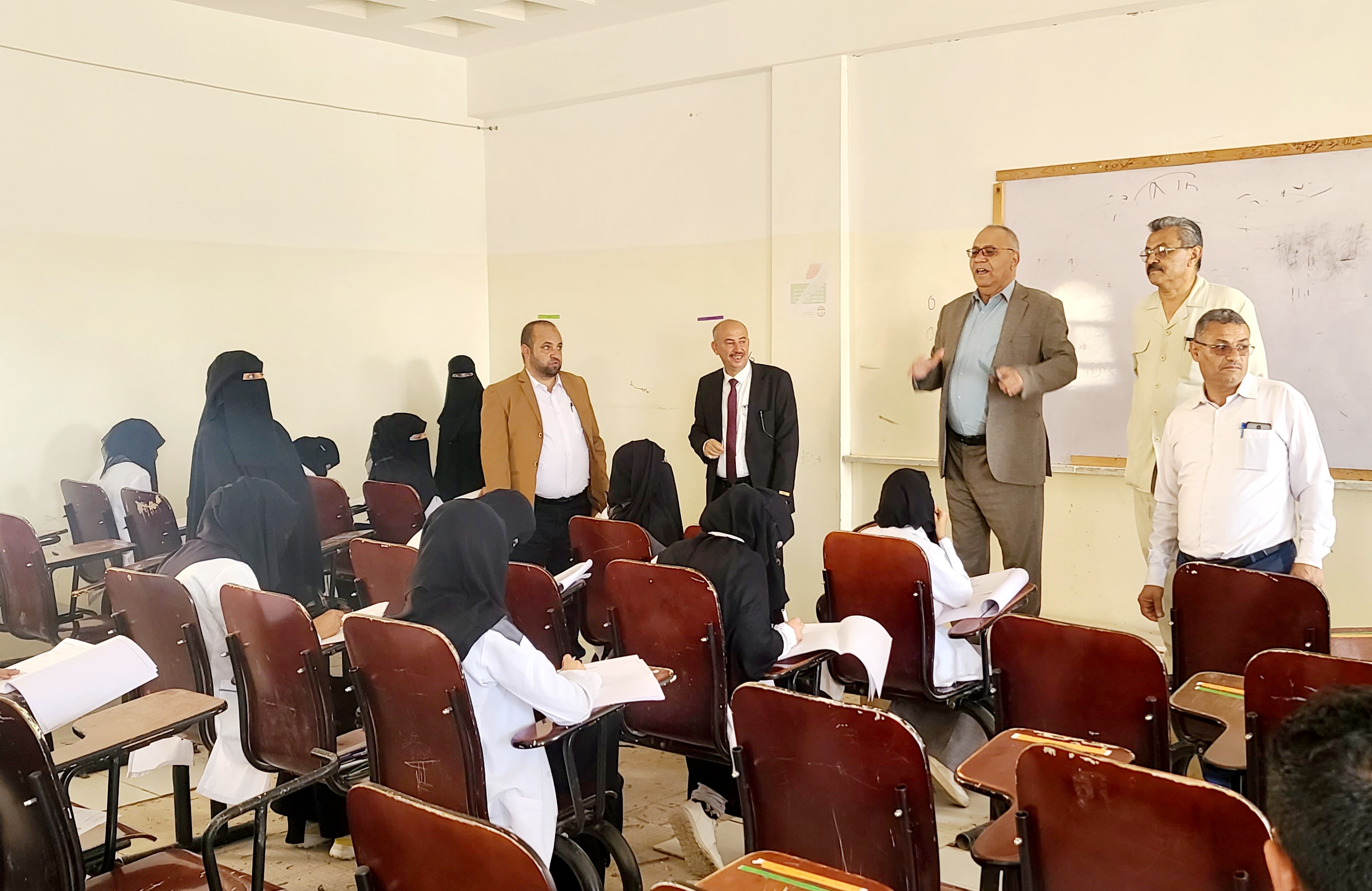 رئيس الجامعة يتفقد امتحانات التعليم المستمر