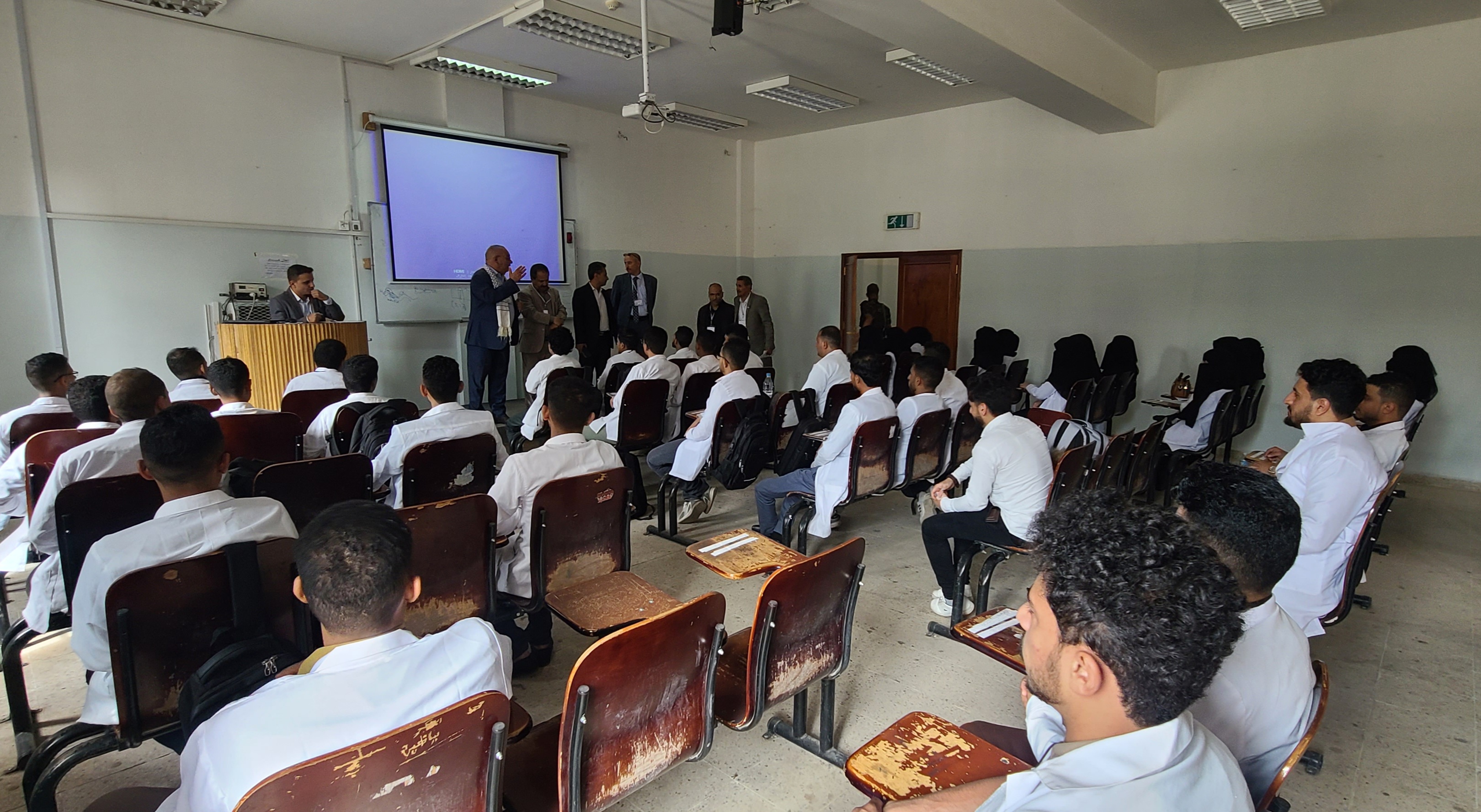 رئيس الجامعة يدشن العام الجامعي الجديد بكلية العلوم الطبية